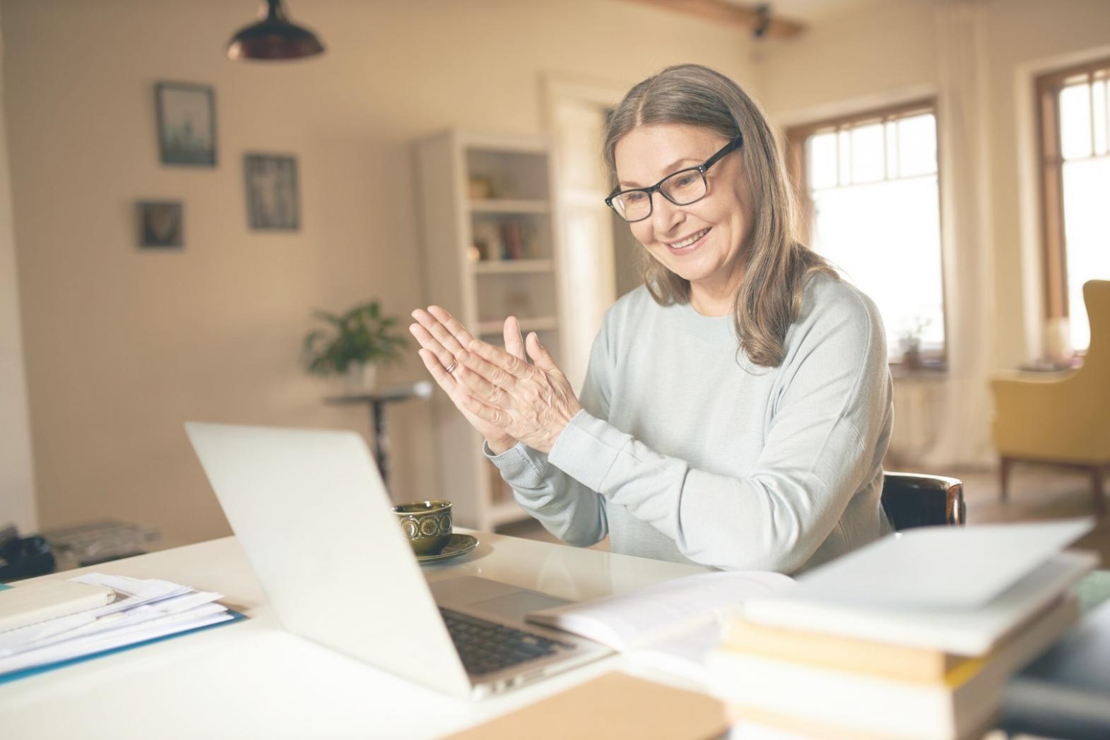 Grupa specjalistów podczas sesji szkoleniowej z zakresu terapii uzależnień