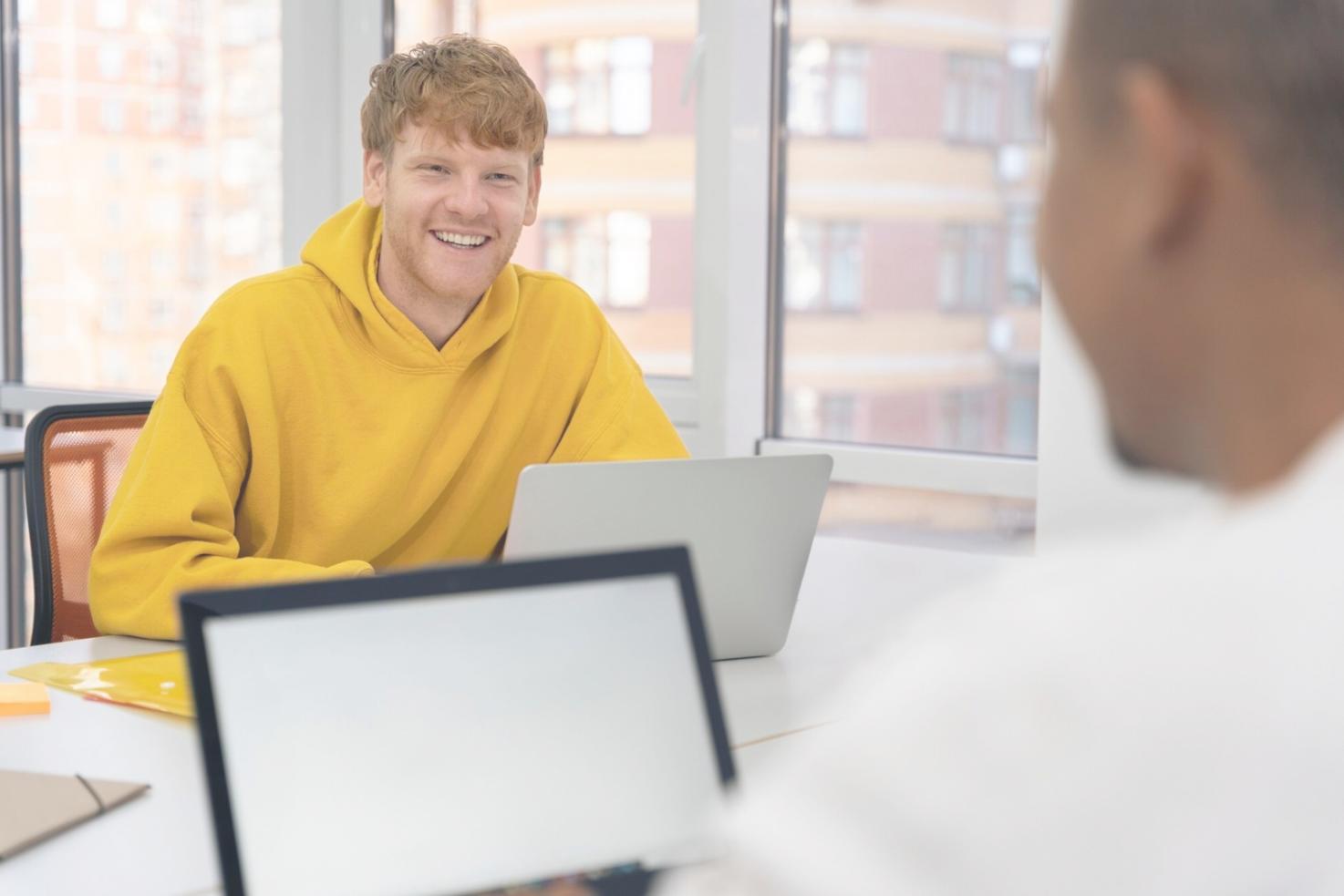 Grupa absolwentów programu podczas uroczystości wręczenia certyfikatów