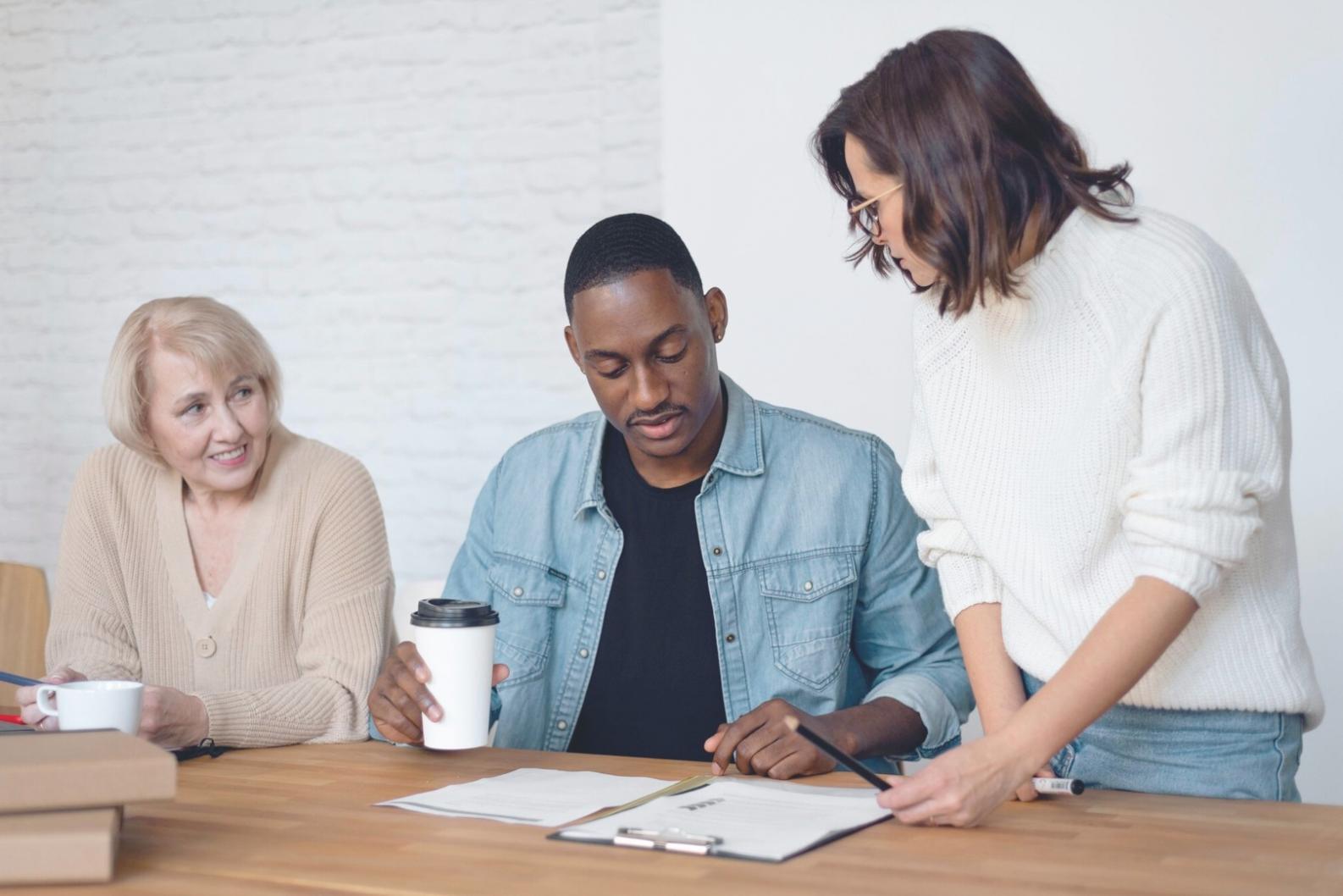 Sala szkoleniowa z uczestnikami programu podczas warsztatów terapeutycznych